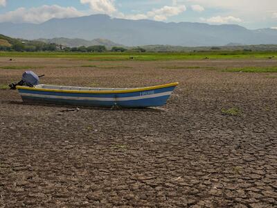 Una embarcación sobre suelo agrietado en el lago de Güija durante condiciones de sequía en Metapán, El Salvador, el martes 1 de septiembre de 2026.Camilo Freedman/Bloomberg/Getty Image