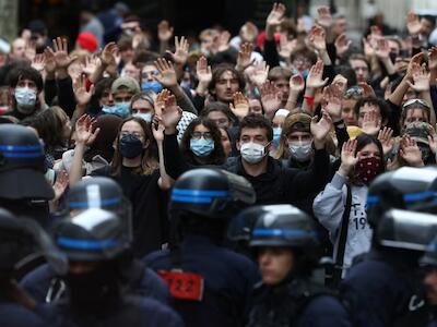 Estudiantes levantan las manos frente a agentes de policía mientras se manifiestan frente a Sciences Po durante una protesta contra el hacinamiento y el deterioro de las escuelas, en París, Francia, el 7 de octubre de 2026.   © 2026 Tom Nicholson/Getty Images