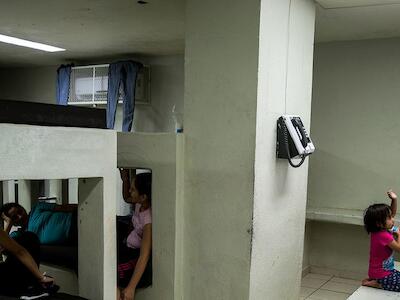 Migrantes procedentes de Centroamérica en un centro situado en la frontera entre México y Estados Unidos. Foto de UNICEF/Adriana Zehbrauskas.