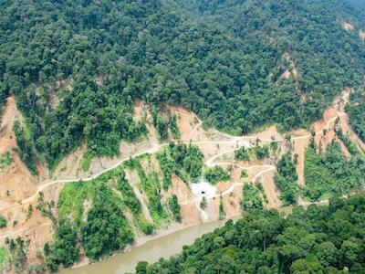 Bosque talado a lo largo del río Mentarang para construir un túnel de la represa. Foto: Nugal, 2024
