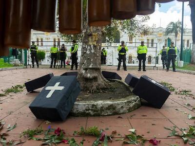 8 de enero de 2025, Quito, Pichincha, Ecuador: Los ataúdes que representan a las personas desaparecidas frente a la policía. Quito es escenario de una sentada en memoria de los hermanos Restrepo y los cuatro niños de Las Malvinas. Crédito: Veronica Lombeida / Zuma Press / Europa Press