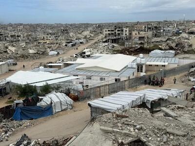 Centro de atención primaria levantado por MSF en Jabalia, en el norte de Gaza. Los equipos de la organización prestan asistencia sanitaria básica al barrio y sus alrededores. © MSF
