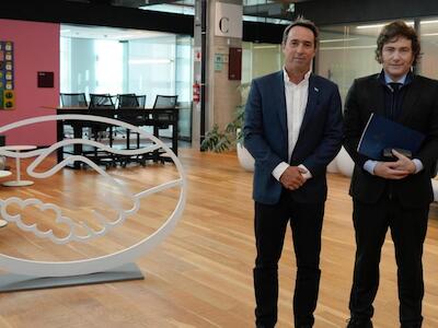 El presidente argentino Javier Milei, junto al CEO de MercadoLibre, Marcos Galperin. Foto: Gobierno de Argentina. CC BY-NC