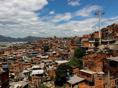 El contraste entre la favela y las calles pavimentadas es un ejemplo clásico de la persistente desigualdad en Brasil, pero no es el único. | Crédito: Tânia Rêgo/Agência Brasil