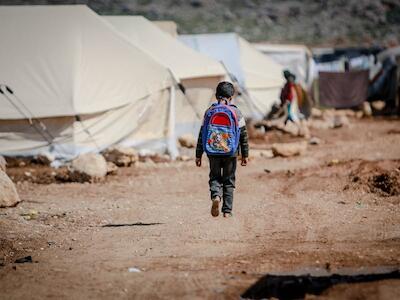 Niño en campo en Idlib, Siria. Foto de Ahmed Akacha en Pexels. Uso libre..