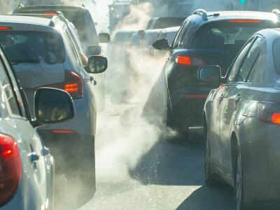 © Adobe Stock/Nady Los gases de escape de los automóviles son uno de los principales factores que contribuyen a las emisiones de dióxido de carbono.