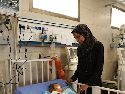 Madres en Gaza temen la muerte de sus bebés por la grave crisis sanitaria