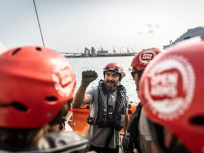 En cubierta, Orestes, suboficial de puente, reúne a la tripulación y explica las maniobras necesarias para preparar la bajada de las RHIB, las lanchas rápidas que se convierten en la primera línea de acción en caso de rescate. Jaime Pérez Rivero