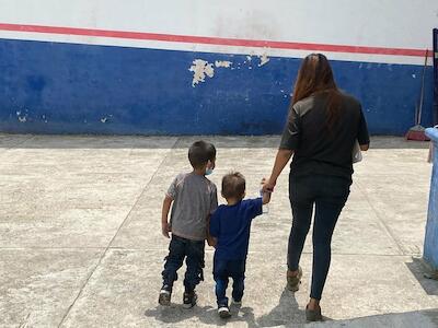 UNHCR/Pierre-Marc Rene Una madre junto a sus dos hijos en el sur de México.