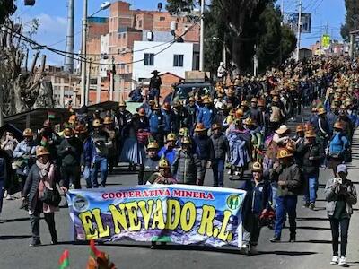 Miles de mineros en Bolivia paralizaron este jueves el centro de la ciudad de La Paz y se enfrentaron con la policía. Foto: @AbyaYalaSoberan