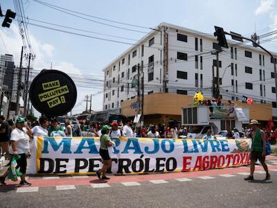 Manifestação na Marcha Global pela Justiça Climática, durante a COP 30, contra a exploração de petróleo e a contaminação por agrotóxicos no Marajó (PA). Crédito: Rodrigo Correia