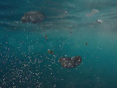 Microplásticos sufocam os oceanos e agravam a crise climática