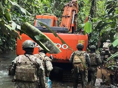 Minería ilegal y grupos armados desplazan a cientos de indígenas chachi en la costa norte