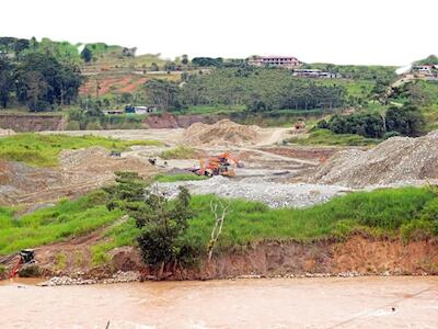 La minería ilegal en Zamora Chinchipe ha causado deforestación en la ribera de los ríos, inundaciones y despliegue de sustancias tóxicas como mercurio o cianuro, que afectan la calidad del agua. Foto: José Dimitrakis / Revista Vistazo.