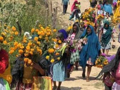 Mujeres acompañan la marcha fúnebre de los tres policías de la CRAC-PC Pueblos Fundadores que fueron sepultados el 20 de mayo en el panteón de Alcozacán, en medio de la violencia contra comunidades nahuas de Chilapa. Foto: Lenin Ocampo Torres.