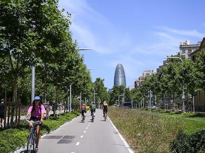 Carril bici en Barcelona, con la Torre Glòries al fondo. Álvaro Minguito