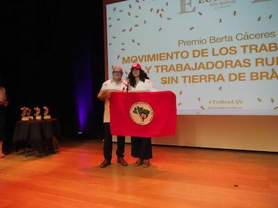 MST de Brasil recibe el Premio Berta Cáceres en el Día Internacional de la Lucha Campesina