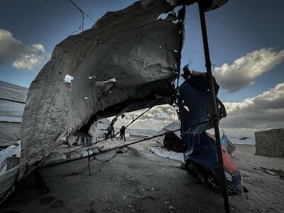 Restos de una tienda de campaña en la costa de Gaza. Foto: UNRWA