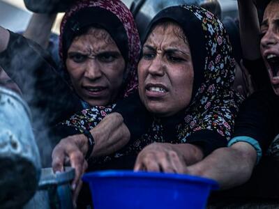 © UNICEF/Mohammed Nateel Las mujeres de Gaza buscan desesperadamente comida.