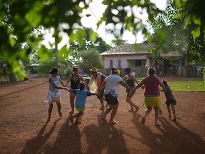 Mulheres, jovens e crianças Guarani Kaiowá dançam guaxire no tekoha Laranjeira Ñande Ru II, retratado no documentário Tempo de Guavira. Foto: Lucas Landau