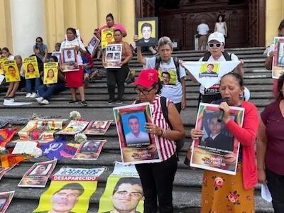 Madres del movimiento “Madres por la Libertad” protestaron frente a la Catedral Metropolitana de San Salvador para exigir justicia y la libertad de sus familiares detenidos. Foto Cortesía.