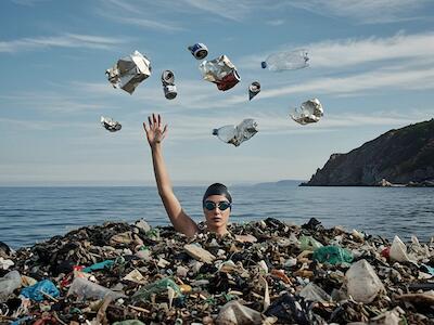 Fracasso em câmera lenta: enquanto negociadores discutem data e sede, o plástico continua descendo para dentro do mesmo oceano que o tratado prometeu proteger - Foto: Ilustrativa/Magnific