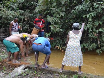“Onde corria a água, agora grita a terra”