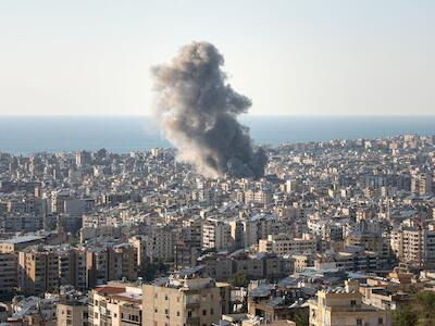 El humo se eleva tras un ataque aéreo en Beirut, Líbano. Foto: ACNUR 