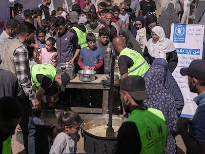 PMA/ Jaber Badwan El Programa Mundial de Alimentos de la ONU proporciona comidas calientes a familias en Jabalyiah, en la Franja de Gaza.