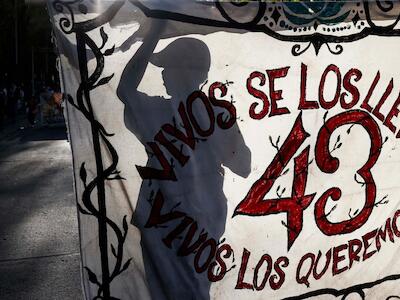 Familiares de las víctimas de Ayotzinapa participan en una protesta contra la liberación de miembros del Ejército vinculados con la desaparición de los 43 estudiantes de Ayotzinapa. Ciudad de México, 26 de enero de 2024.RODRIGO OROPEZA/AFP via Getty Images