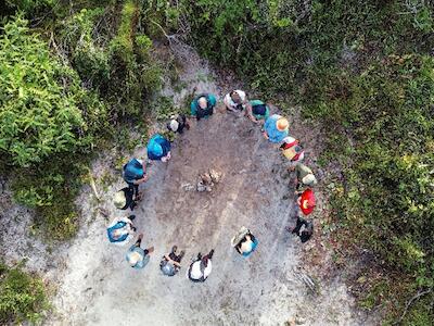 Celebração do enterro da calota craniana e dos últimos pertences do Ir. Vicente Cañas na Terra Indígena Enawenê-nawê (Foto: Renan Dantas)