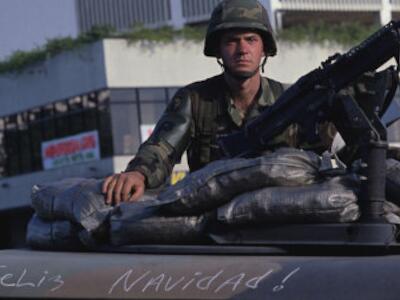 Un soldado estadounidense patrulla Panamá en un tanque que tiene las palabras: "¡Feliz Navidad!". Diciembre de 1989. Foto: Steve Starr / Corbis / Gettyimages.ru