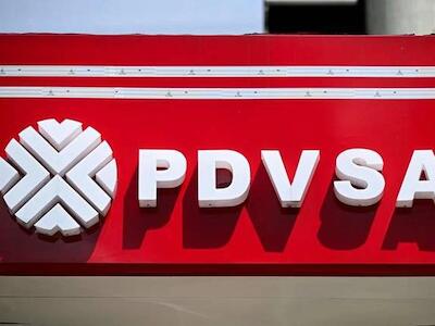 Logotipo de la estatal Petróleos de Venezuela (PDVSA) en una gasolinera de Caracas, el 10 de octubre de 2025. Foto: AFP