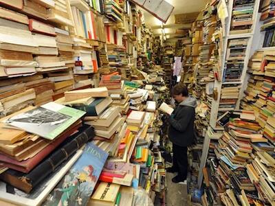 Las librerías de ejemplares usados y antiguos se han convertido en un nuevo reducto para buscar "el alimento" para la IA. Foto: Getty Images.