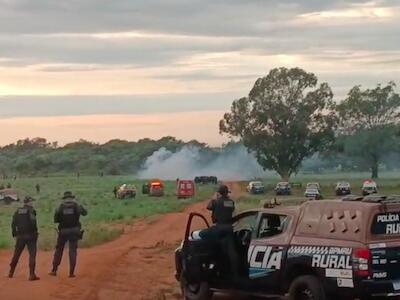 Polícias estaduais chegaram à retomada Tapykora Korá logo cedo, neste domingo (26), após uma madrugada com jagunços atacando os Kaiowá e Guarani. Foto: Reprodução/vídeo Aty Guasu