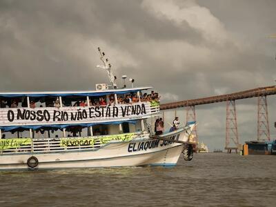Na quinta-feira (19), cerca de 400 indígenas interceptaram uma embarcação de transporte de grãos no rio Tapajós. Foto: Coletivo Apoena