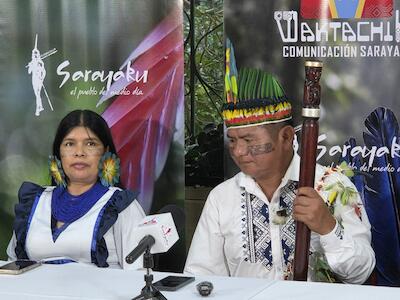 Patricia Gualinga, lideresa del pueblo originario kichwa de Sarayaku, Ecuador, y Daniel Santi, presidente del pueblo de Sarayaku. (Foto: Fabiola Pomareda García)