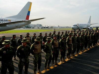 Soldados ecuatorianos montan guardia en la Base Aérea Simón Bolívar antes de ser desplegados en la provincia de Guayas para reforzar las operaciones de seguridad contra grupos criminales, en Guayaquil, Ecuador, 18 de junio de 2026. © Santiago Arcos / Reuters
