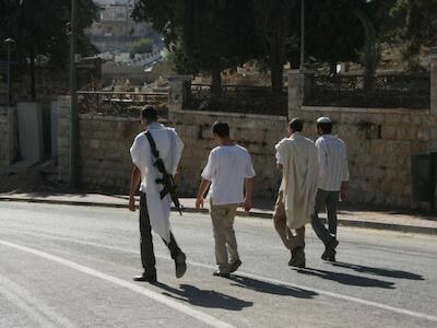 Colonos israelíes paseando por Hebrón. / ISM Palestine (CC BY-SA 2.0)