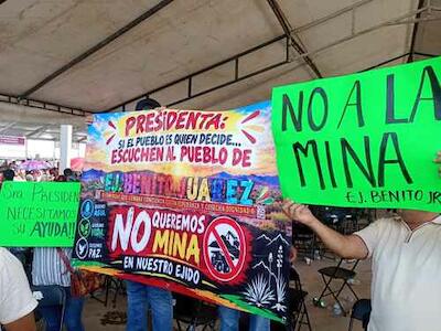 En un acto en el que estuvo la presidenta Claudia Sheinbaum, ejidatarios de Benito Juárez pidieron su intervención. Foto Jesús Estrada