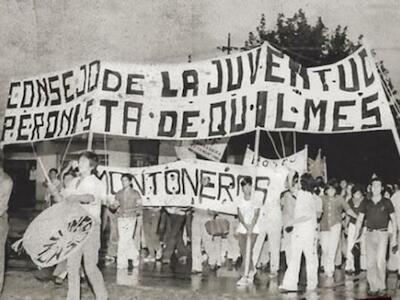 Jóvenes peronistas durante una manifestación.