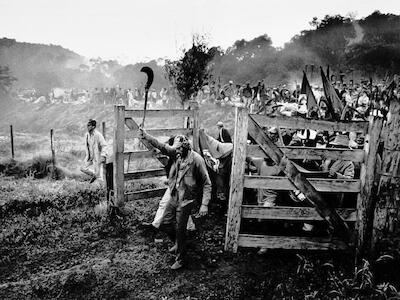 Momento da ocupação do maior latifúndio da América Latina, a Fazenda Giacomet-Marodin, no dia 17 de abril de 1996, registrado por Sebastião Salgado e publicado no livro Terra (1997)