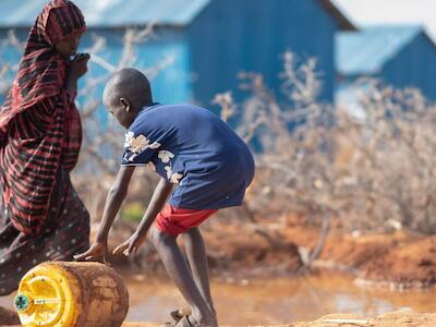 UNICEF/Zerihun Sewunet Un niño hace rodar un contenedor de agua en Dollow, en la frontera somalí con Etiopía.