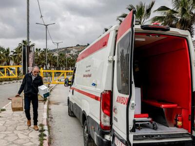 Un hombre transporta cajas de medicamentos junto a una ambulancia bloqueada a la entrada de Turmus Ayya, en la Cisjordania ocupada, el 6 de mayo de 2026. (AFP)
