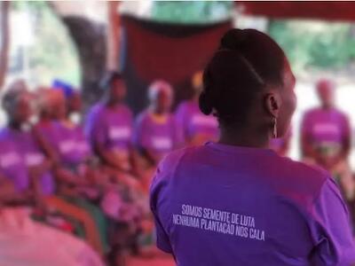 Encuentro entre mujeres de diversas comunidades que luchan por recuperar sus tierras usurpadas por Portucel Mozambique (Foto: WRM)
