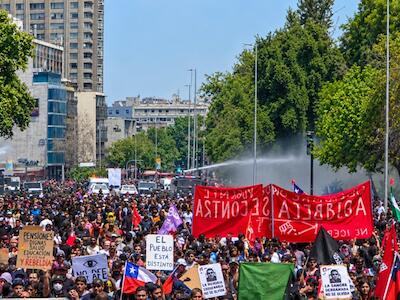 Siete años después, las demandas siguen en la calle: miles marchan por el 18-O entre gases y carros lanzaaguas