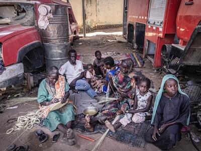 Aissa y su familia huyeron de la violencia en Darfur. Sobreviven en un contenedor en la estación de bomberos de Zalingei sin agua ni comida ni atención médica. Abril de 2024. © Juan Carlos Tomasi/MSF
