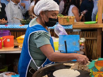 Mujeres trabajan en evento oficial del Estado. Foto: Renata Bessi.