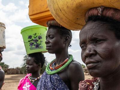 © PMA/ Gabriela Vivacqua Las mujeres de Sudán del Sur salen en busca de agua.