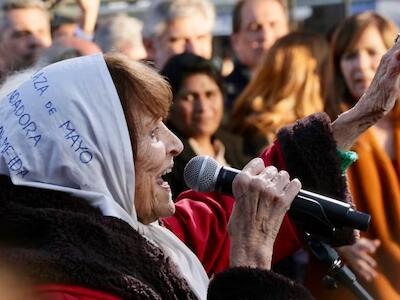 Taty apoyando a Cristina cuando quisieron atentar contra la vida de la ex presidenta. Siempre estaba presente en cuerpo y alma cuando se necesitaba. Sebastian Freire